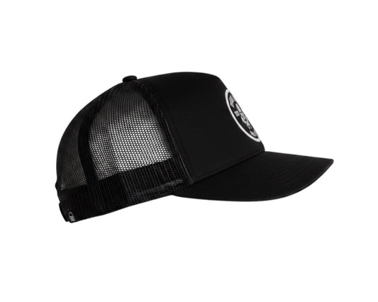 Schwarze Dusk Ride Trucker Cap mit Skull Pistons Patch und atmungsaktivem Mesh-Rückenteil in Seitenansicht