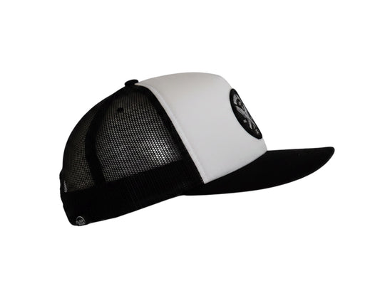 Dusk Ride Trucker Cap in Schwarz und Weiß mit Spark Plug Patch und atmungsaktivem Netzgewebe