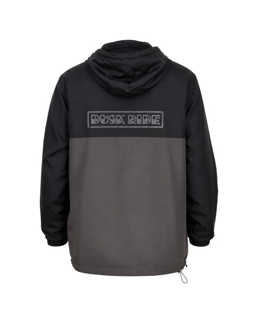 Dusk Ride Windbreaker in Schwarz und Grau mit Kapuze, Innennetz und DUSK RIDE Backprint auf der Rückseite