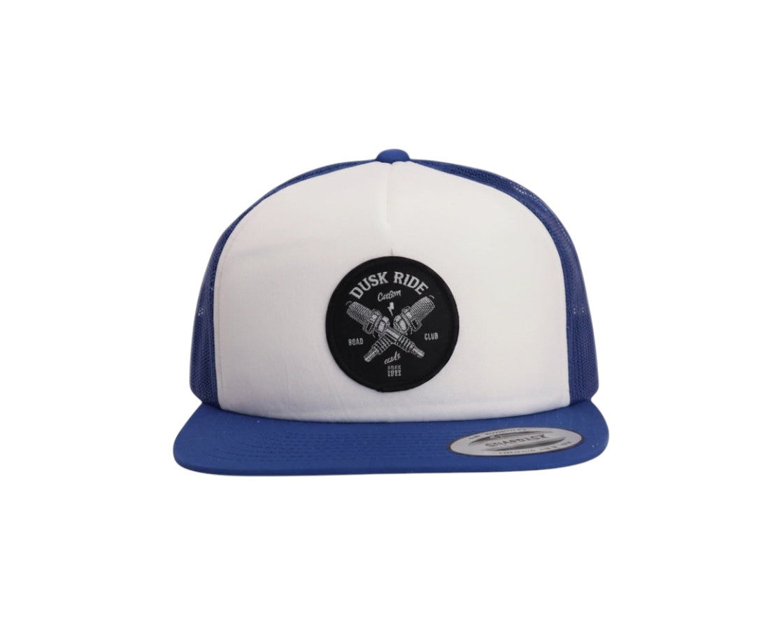 Dusk Ride Trucker Cap in Blau und Weiß mit rundem Spark Plug Patch und Snapback-Verschluss