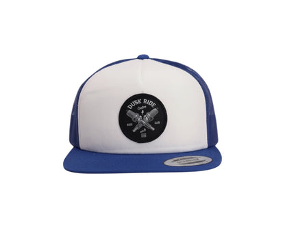 Dusk Ride Trucker Cap in Blau und Weiß mit rundem Spark Plug Patch und Snapback-Verschluss