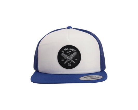 Dusk Ride Trucker Cap in Blau und Weiß mit rundem Spark Plug Patch und Snapback-Verschluss