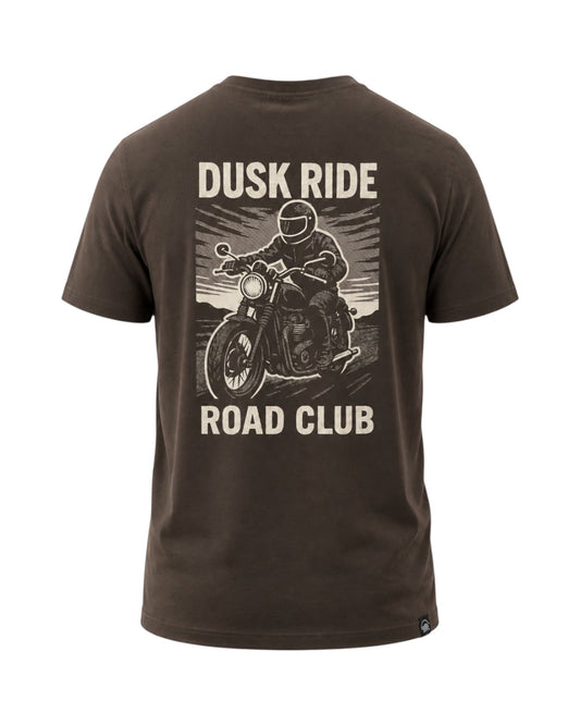 Dusk Ride Premium T-Shirt in Braun aus 100% Baumwolle mit Motorrad-Grafikdruck auf dem Rücken