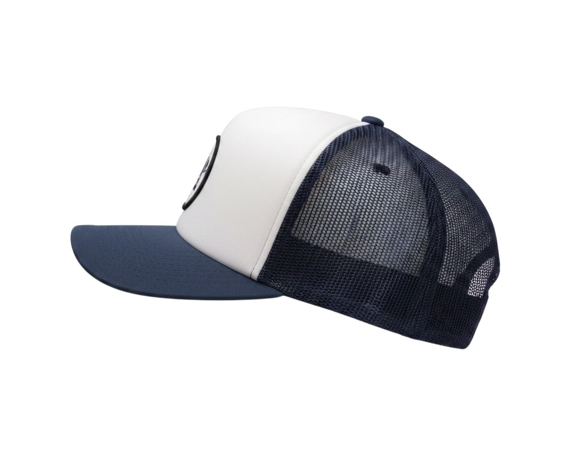 Dusk Ride Pistons Trucker Cap in Dunkelblau und Weiß mit Mesh-Rückseite und gewebtem Patch in Seitenansicht