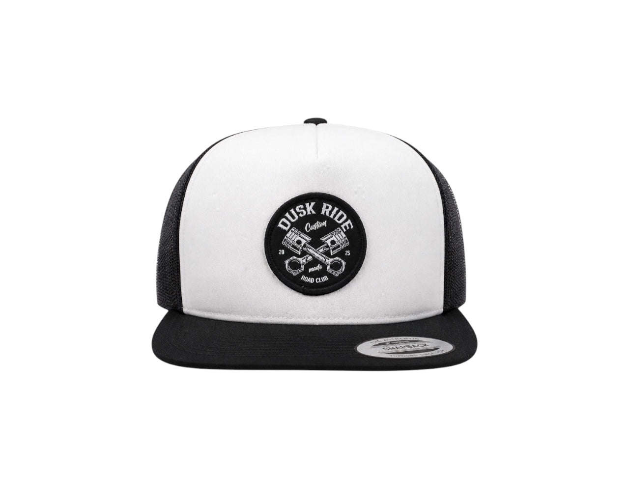 Dusk Ride Trucker Cap in Schwarz und Weiß mit rundem Pistons-Patch und Yupoong Snapback-Verschluss