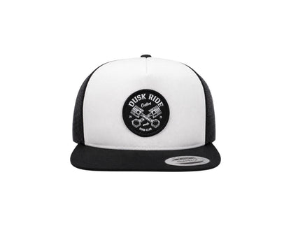 Dusk Ride Trucker Cap in Schwarz und Weiß mit rundem Pistons-Patch und Yupoong Snapback-Verschluss