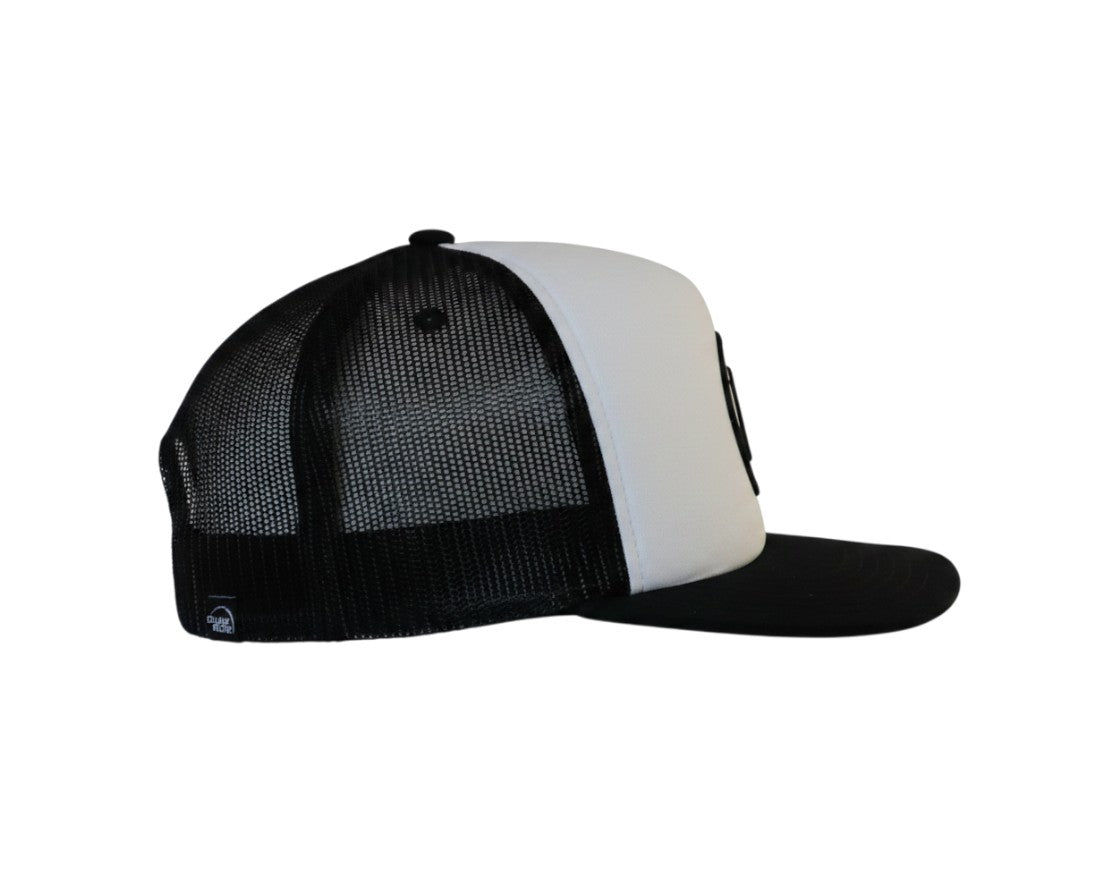 Dusk Ride Trucker Cap in Schwarz und Weiß mit gewebtem Pistons Patch und atmungsaktivem Mesh-Rückenteil