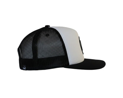 Dusk Ride Trucker Cap in Schwarz und Weiß mit gewebtem Pistons Patch und atmungsaktivem Mesh-Rückenteil