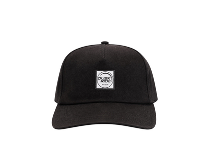 Schwarze Dusk Ride Cap aus Bio-Baumwolle mit gewebtem quadratischem Logo-Patch auf der Vorderseite