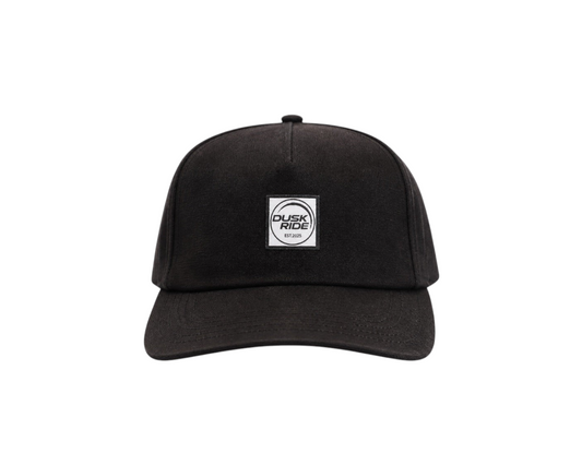 Schwarze Dusk Ride Cap aus Bio-Baumwolle mit gewebtem quadratischem Logo-Patch auf der Vorderseite