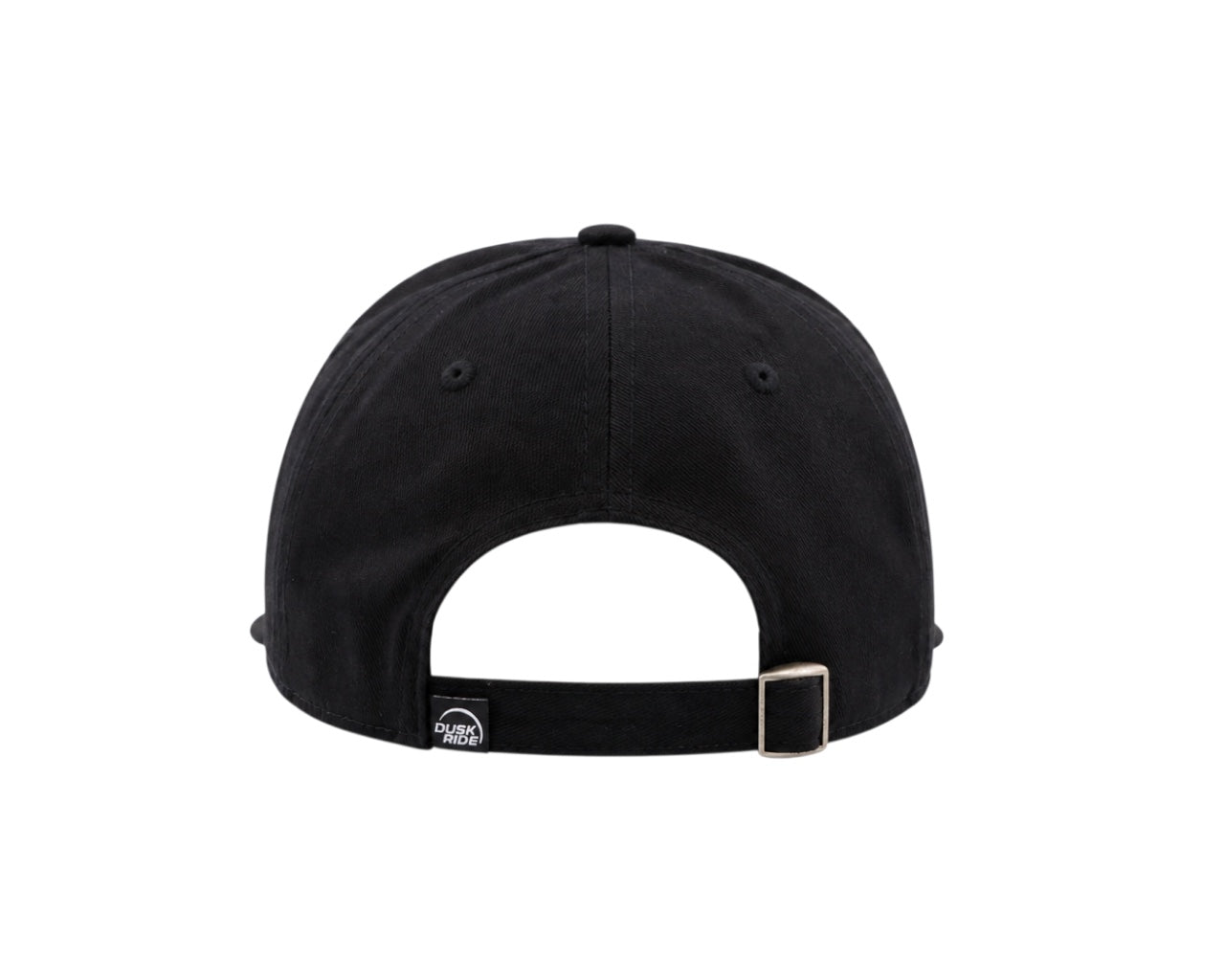 Dusk Ride Cap aus schwarzer Bio-Baumwolle mit verstellbarem Verschluss und kleinem Marken-Label auf der Rückseite