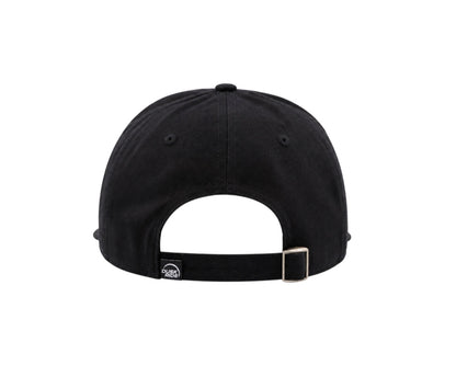 Dusk Ride Cap aus schwarzer Bio-Baumwolle mit verstellbarem Verschluss und kleinem Marken-Label auf der Rückseite