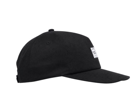 Schwarze Dusk Ride Cap aus Bio-Baumwolle mit gewebtem Mini-Logo-Patch auf der Vorderseite