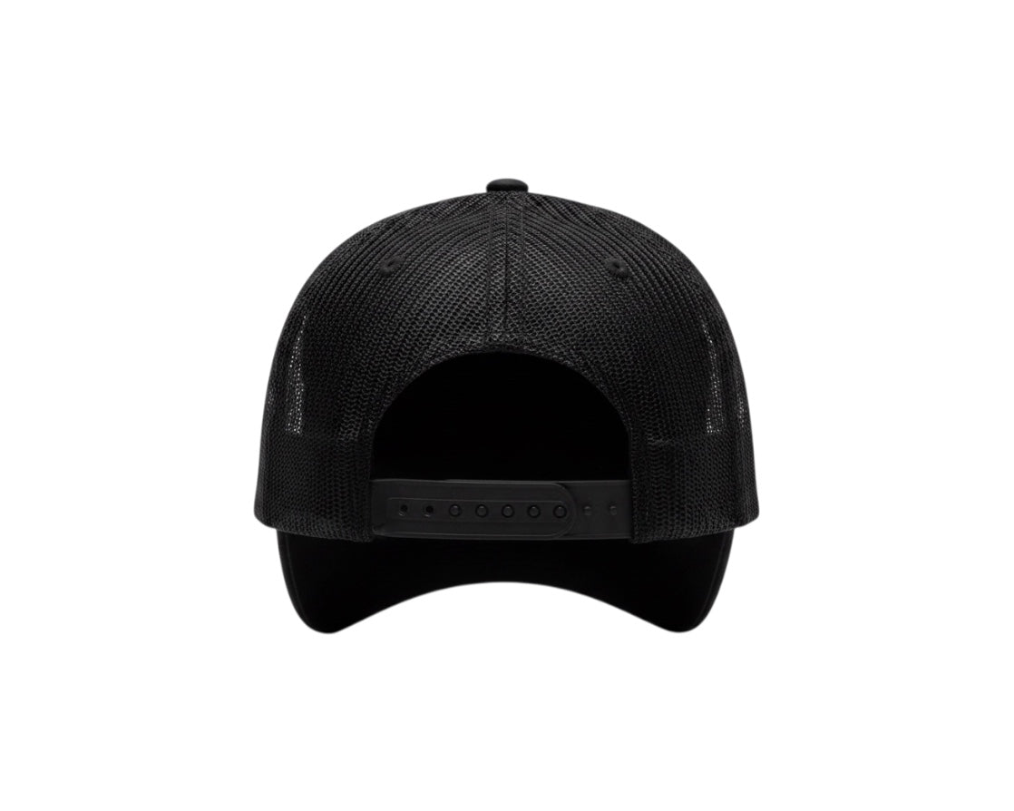 Dusk Ride schwarze Yupoong Trucker Cap mit Snapback-Verschluss und Netzrückseite in der Rückansicht