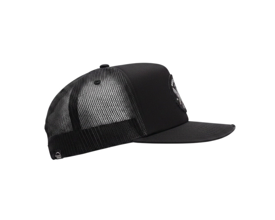 Schwarze Dusk Ride Trucker Cap mit Spark Plug Patch und atmungsaktivem Mesh-Rückenteil in Seitenansicht