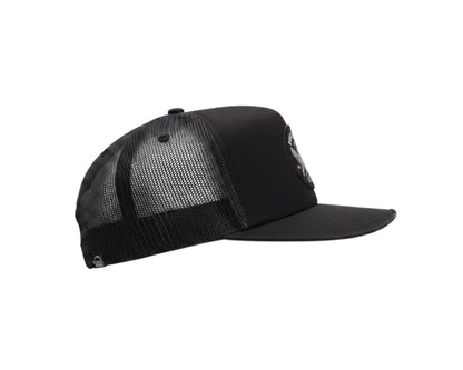 Schwarze Dusk Ride Trucker Cap mit Spark Plug Patch und atmungsaktivem Mesh-Rückenteil in Seitenansicht