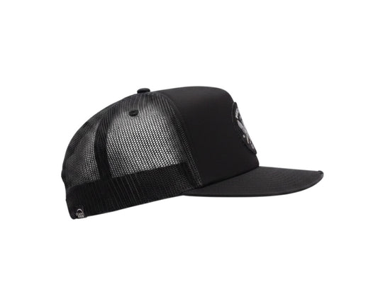 Schwarze Dusk Ride Trucker Cap mit Spark Plug Patch und atmungsaktivem Mesh-Rückenteil in Seitenansicht