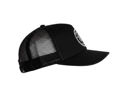 Schwarze Dusk Ride Trucker Cap mit Skull Pistons Patch und atmungsaktivem Mesh-Rückenteil in Seitenansicht