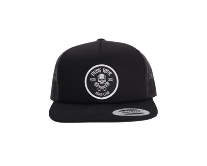 Schwarze Dusk Ride Trucker Cap mit Skull Pistons Patch und Snapback-Verschluss