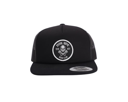Schwarze Dusk Ride Trucker Cap mit Skull Pistons Patch und Snapback-Verschluss