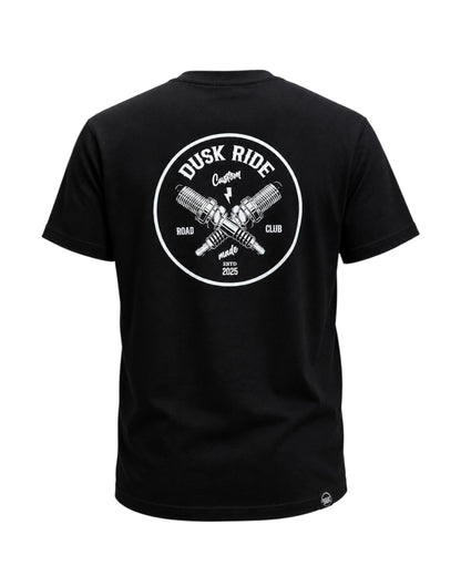 Dusk Ride Premium T-Shirt in Schwarz aus 100% Baumwolle mit weißem Spark Plug Motiv als Backprint