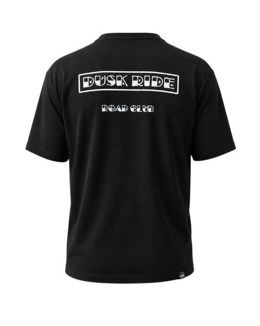 Schwarzes Dusk Ride Premium T-Shirt aus Baumwolle mit weißem Road Club Backprint auf der Rückseite