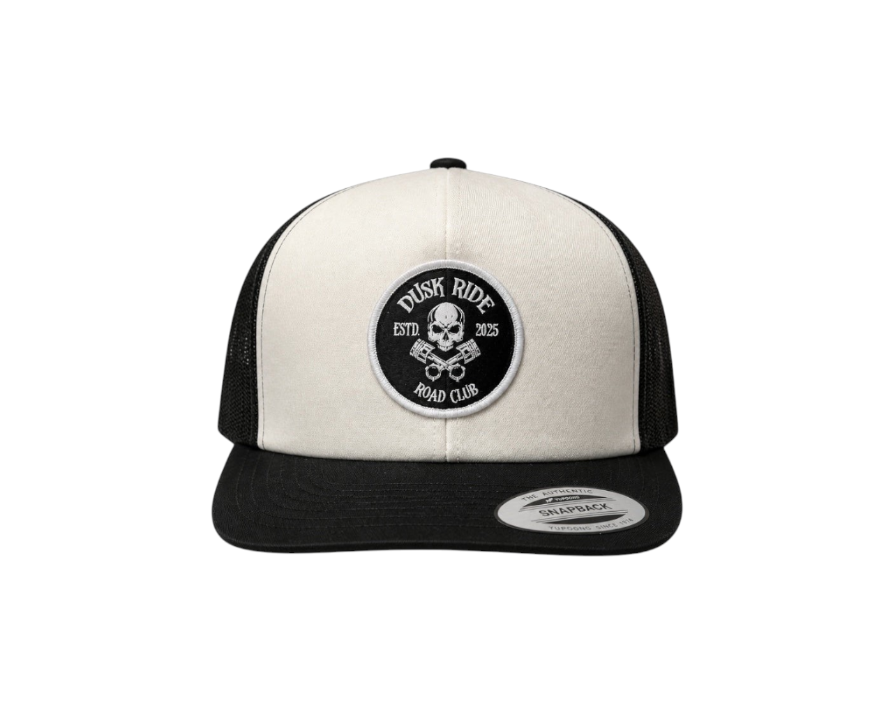 Dusk Ride Trucker Cap in Schwarz und Weiß mit Skull Pistons Patch und Yupoong Snapback-Verschluss