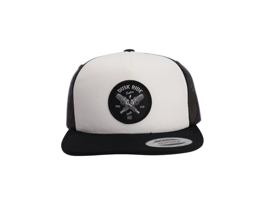 Dusk Ride Original Snap Back Trucker Cap "Spark Plug" mit weißer Vorderseite, schwarzem Netz und gesticktem Patch.