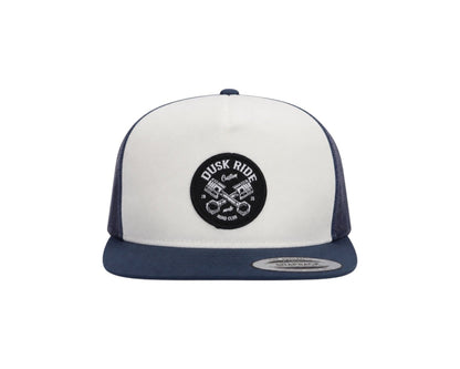 Dusk Ride Snapback Trucker Cap in Weiß und Dunkelblau mit rundem Pistons-Patch auf der Vorderseite