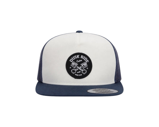 Dusk Ride Snapback Trucker Cap in Weiß und Dunkelblau mit rundem Pistons-Patch auf der Vorderseite