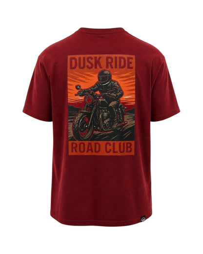 Dusk Ride Premium T-Shirt in Dunkelrot aus 100% Baumwolle mit Sundown Rider Motorrad-Grafik auf dem Rücken