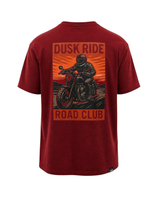 Dusk Ride Premium T-Shirt in Dunkelrot aus 100% Baumwolle mit Sundown Rider Motorrad-Grafik auf dem Rücken