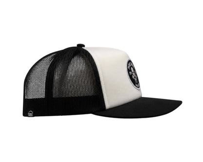 Dusk Ride Trucker Cap in Schwarz und Weiß mit Skull Pistons Patch und atmungsaktivem Netzgewebe