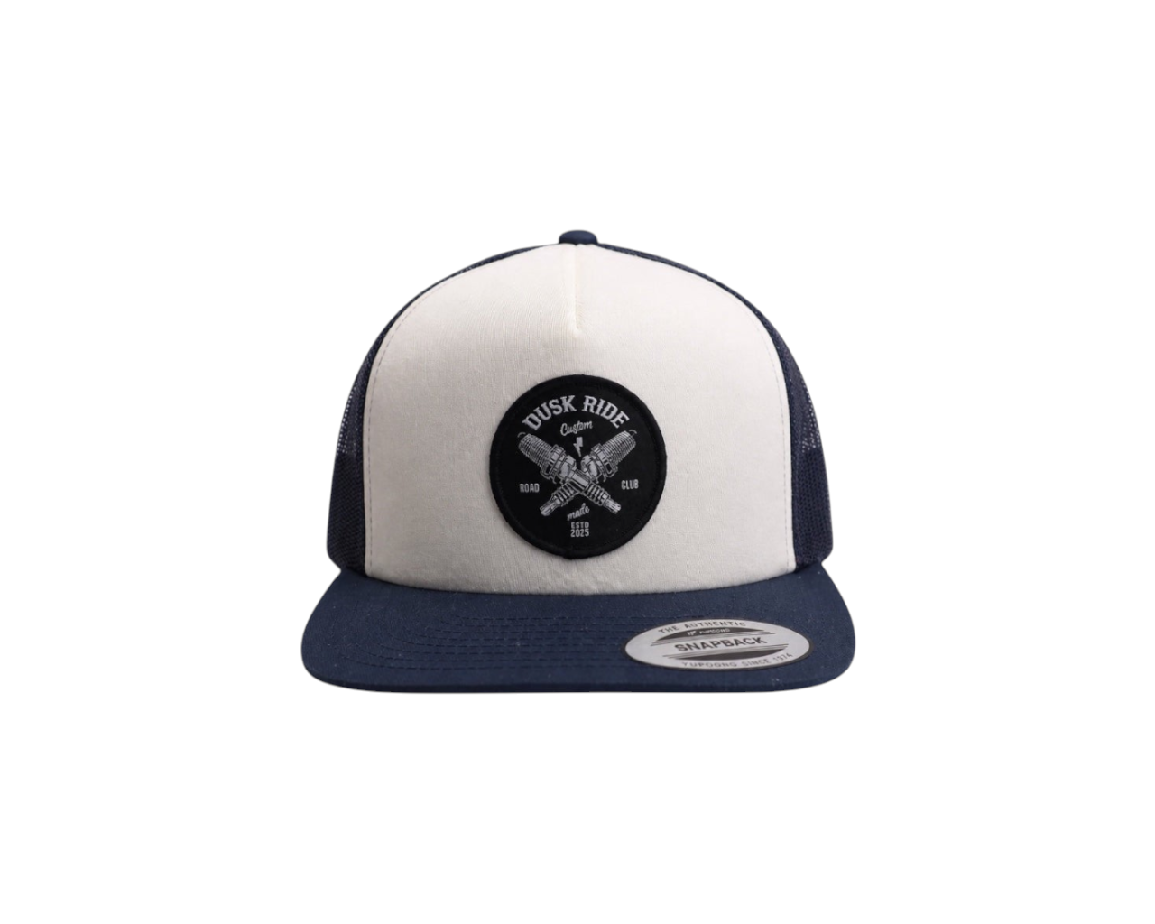 Dusk Ride Trucker Cap in Dunkelblau und Weiß mit rundem Spark Plug Patch und Snapback-Verschluss