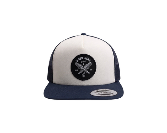 Dusk Ride Trucker Cap in Dunkelblau und Weiß mit rundem Spark Plug Patch und Snapback-Verschluss