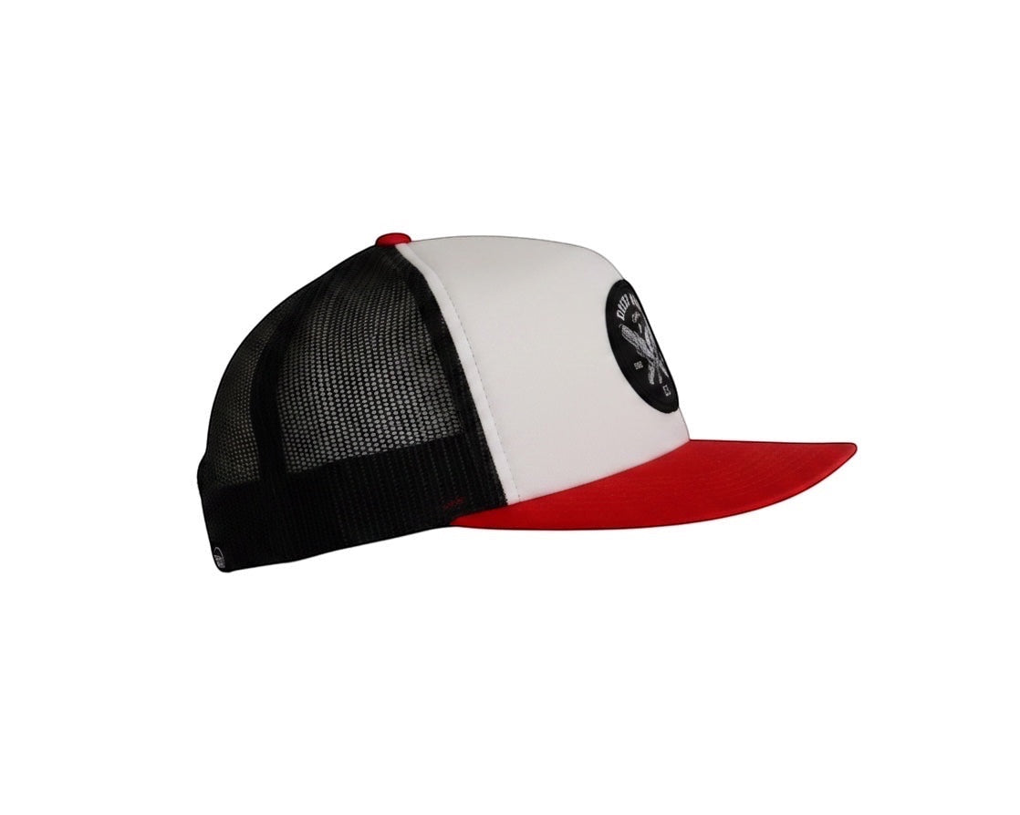 Dusk Ride Trucker Cap in Weiß, Rot und Schwarz mit Spark Plug Patch und Mesh-Rückseite in Seitenansicht