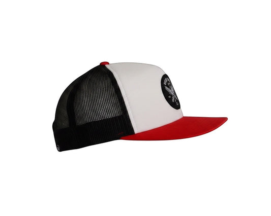 Dusk Ride Trucker Cap in Weiß, Rot und Schwarz mit Spark Plug Patch und Mesh-Rückseite in Seitenansicht