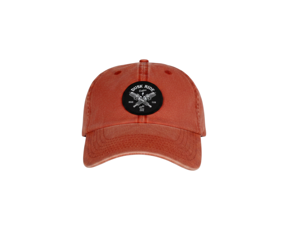 Dusk Ride Vintage Basecap in verwaschenem Rot aus 100% Baumwolle mit rundem Spark Plug Patch auf der Vorderseite