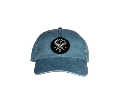 Dusk Ride Vintage Cap in verwaschenem Blau aus 100% Baumwolle mit rundem Spark Plug Patch auf der Vorderseite