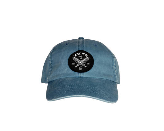 Dusk Ride Vintage Cap in verwaschenem Blau aus 100% Baumwolle mit rundem Spark Plug Patch auf der Vorderseite