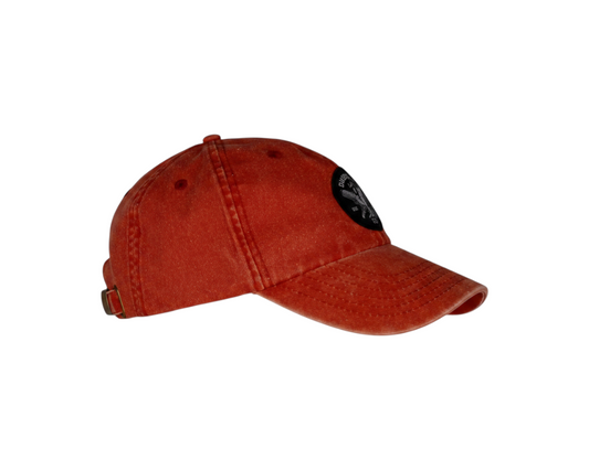 Dusk Ride Vintage Basecap in verwaschenem Rot aus Baumwolle mit rundem Spark Plug Patch in der Seitenansicht