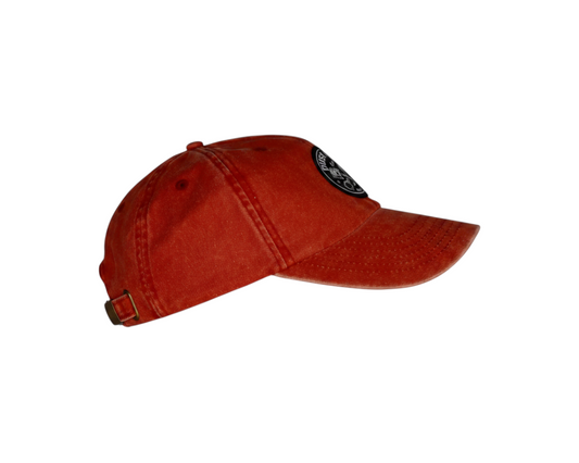 Dusk Ride Vintage Basecap in verwaschenem Rot aus 100% Baumwolle mit rundem Pistons-Patch in der Seitenansicht