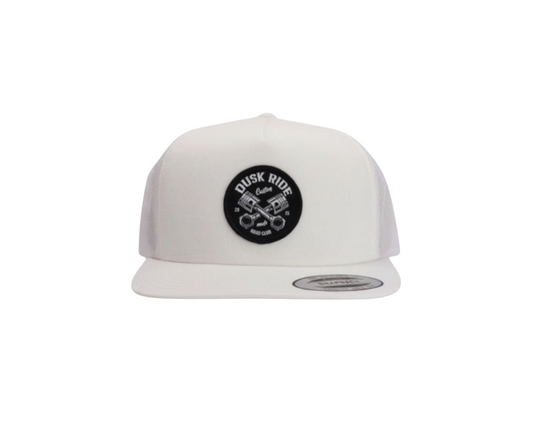 Dusk Ride Trucker Cap in Weiß mit schwarzem Pistons-Patch und Snapback-Verschluss