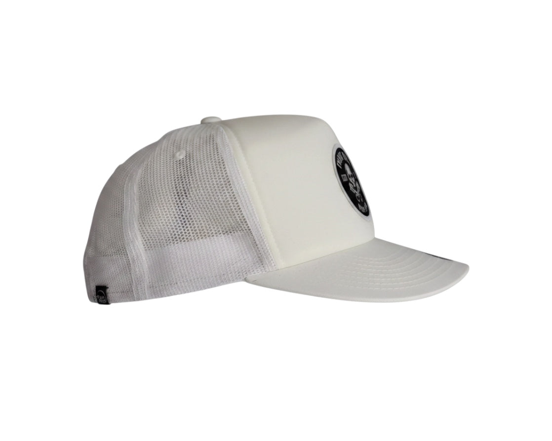 Dusk Ride Trucker Cap in Weiß mit Skull Pistons Patch und atmungsaktivem Mesh-Gewebe in Seitenansicht