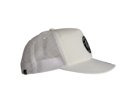 Dusk Ride Trucker Cap in Weiß mit Skull Pistons Patch und atmungsaktivem Mesh-Gewebe in Seitenansicht