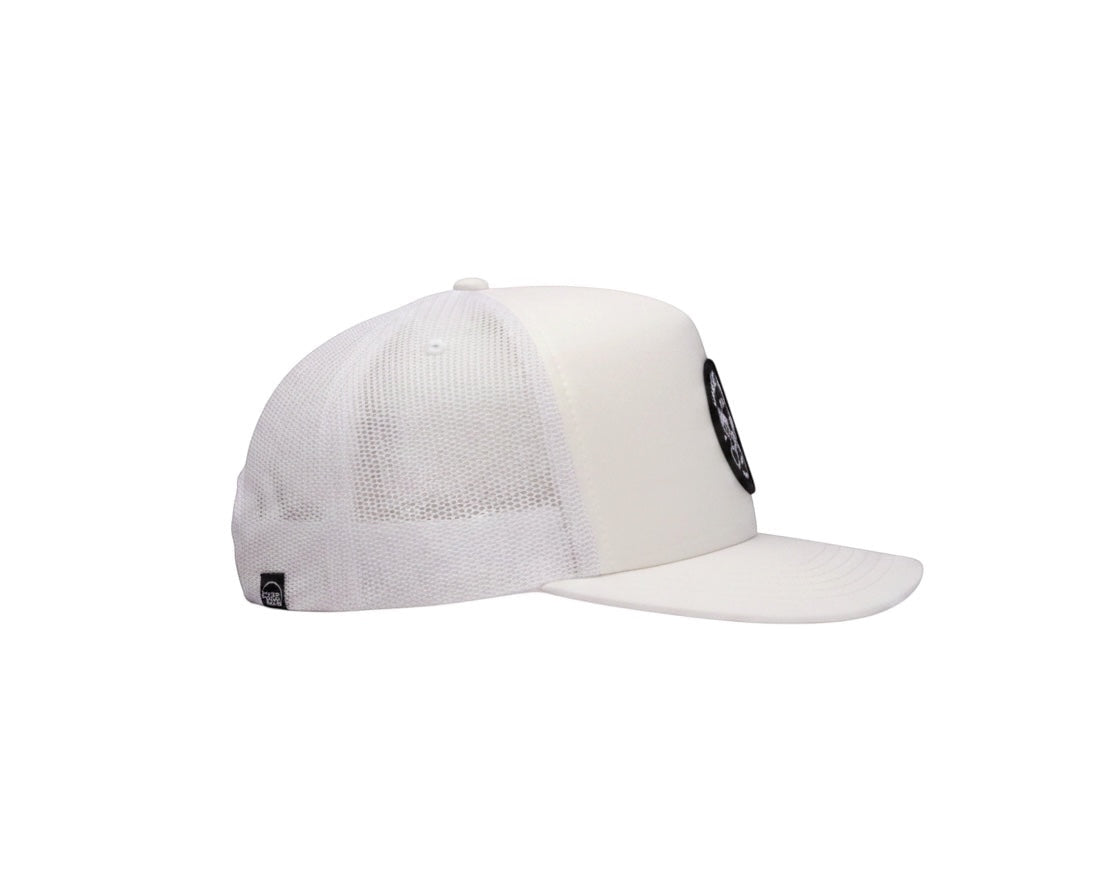 Dusk Ride Trucker Cap in Weiß mit gewebtem Pistons-Patch und atmungsaktivem Mesh-Rückenteil in Seitenansicht
