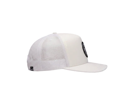 Dusk Ride Trucker Cap in Weiß mit gewebtem Pistons-Patch und atmungsaktivem Mesh-Rückenteil in Seitenansicht