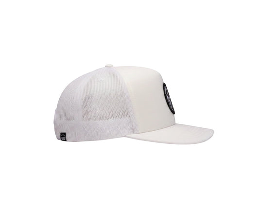 Dusk Ride Trucker Cap in Weiß mit gewebtem Pistons-Patch und atmungsaktivem Mesh-Rückenteil in Seitenansicht