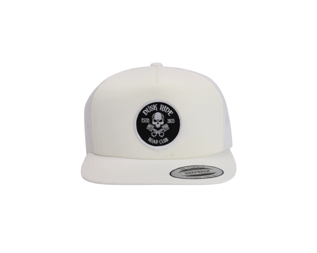 Dusk Ride Trucker Cap in Weiß mit Skull Pistons Patch und Snapback-Verschluss