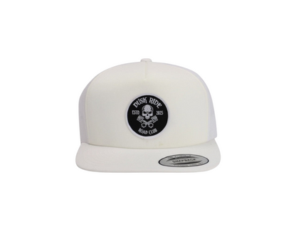 Dusk Ride Trucker Cap in Weiß mit Skull Pistons Patch und Snapback-Verschluss